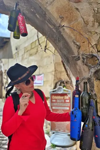 Ortahisar sokaklarında el yapımı süsler ve yerel detaylar Kapadokya